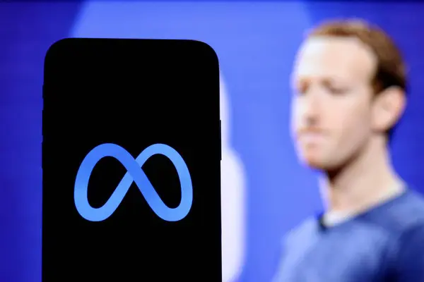 Bu resimde, Meta logosu arka planda CEO Mark Zuckerberg ile birlikte akıllı bir telefonda sergileniyor. Endonezya - 20 Mayıs 2024.