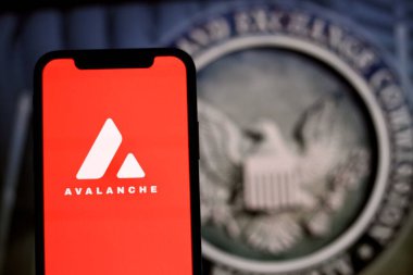 Bu fotoğrafta Avalanche Avax Cryptocurrency logosu akıllı telefon ekranında görüntülenir. Endonezya - 17 Mayıs 2024.