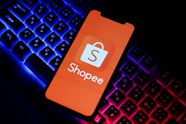 Bu resimde, Shopee 'nin online pazar ekommerce logosu akıllı telefon ekranında gösteriliyor. Endonezya - 22 Mayıs 2024.