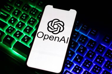 Bu resimde OpenAI logosu akıllı telefon ekranında gösteriliyor. Endonezya - 22 Mayıs 2024.