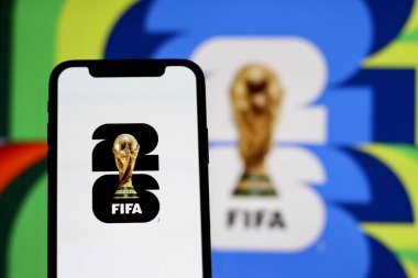 Bu resimde, resmi FIFA Dünya Kupası 2026 logosu akıllı telefon ekranında sergilenmektedir. Endonezya - 22 Mayıs 2024.