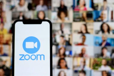 Bu resimde, Zoom uygulamasının logosu akıllı telefon ekranında gösteriliyor. Endonezya - 22 Mayıs 2024.