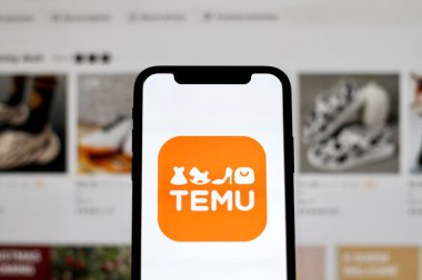 Bu resimde, çevrimiçi pazar ekommerce logosu, Temu akıllı telefon ekranında gösteriliyor. Endonezya - 22 Mayıs 2024.