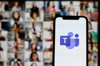 Bu resimde, Microsoft Ekiplerinin logosu akıllı telefon ekranında gösteriliyor. Endonezya - 22 Mayıs 2024.