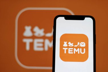 Bu resimde, çevrimiçi pazar ekommerce logosu, Temu akıllı telefon ekranında gösteriliyor. Endonezya - 22 Mayıs 2024.