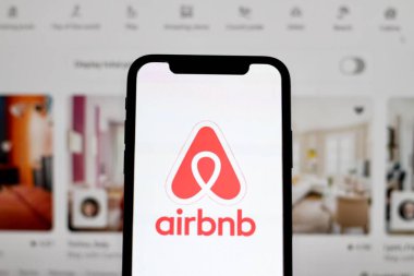 Bu resimde Airbnb Uygulamasının logosu akıllı telefon ekranında gösteriliyor. Endonezya - 22 Mayıs 2024.