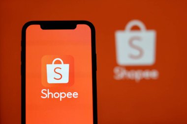 Bu resimde, Shopee 'nin online pazar ekommerce logosu akıllı telefon ekranında gösteriliyor. Endonezya - 22 Mayıs 2024.
