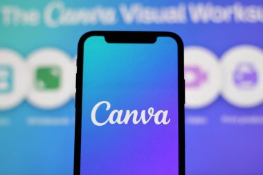 Bu resimde Canva App logosu akıllı telefon ekranında gösteriliyor. Endonezya - 22 Mayıs 2024.
