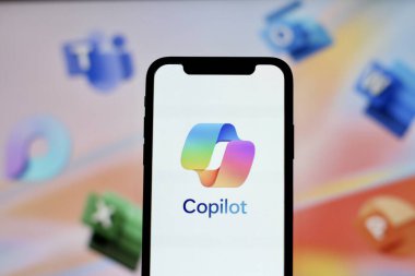 Bu resimde, Microsoft Copilot 'un logosu akıllı telefon ekranında gösteriliyor. Endonezya - 22 Mayıs 2024.