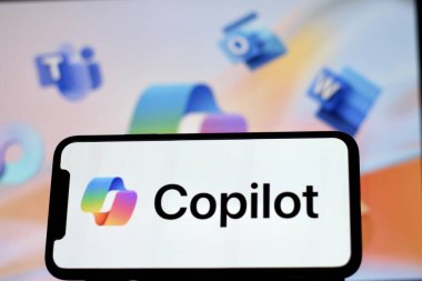 Bu resimde, Microsoft Copilot 'un logosu akıllı telefon ekranında gösteriliyor. Endonezya - 22 Mayıs 2024.