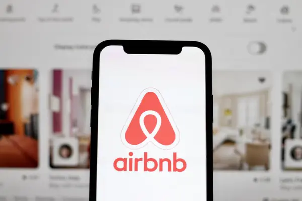 Bu resimde Airbnb Uygulamasının logosu akıllı telefon ekranında gösteriliyor. Endonezya - 22 Mayıs 2024.
