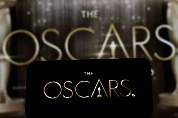 Bu fotoğrafta, Oscar (Akademi Ödülleri) logo görüntüsü var. Film endüstrisindeki en prestijli ve en prestijli törendir.