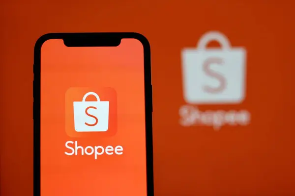 Bu resimde, Shopee 'nin online pazar ekommerce logosu akıllı telefon ekranında gösteriliyor. Endonezya - 22 Mayıs 2024.