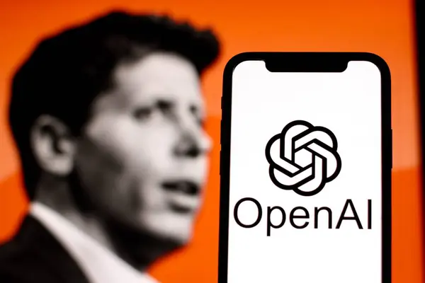 Bu resimde OpenAI logosu arka planda CEO Sam Altman ile birlikte akıllı bir telefonda sergileniyor. Endonezya - 22 Mayıs 2024.