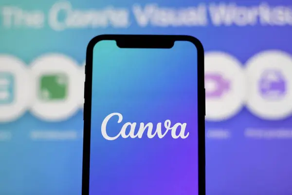 Bu resimde Canva App logosu akıllı telefon ekranında gösteriliyor. Endonezya - 22 Mayıs 2024.
