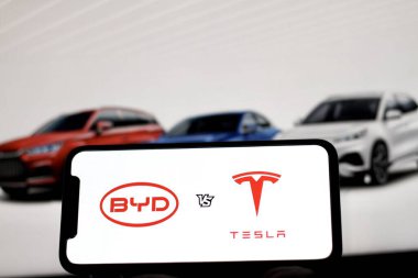 Bu resimde, BYD ve Tesla logosu bir akıllı telefon ekranı stok görüntüsünde gösterilir. Endonezya - 25 Mayıs 2024.