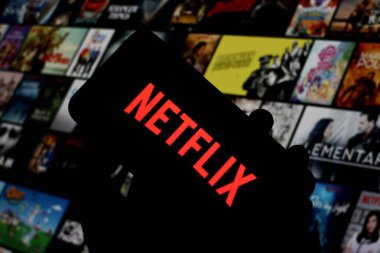 Bu fotoğraf illüstrasyonunda Netflix logosu akıllı telefon ekranında sergilenmektedir. Endonezya - 25 Mayıs 2024.