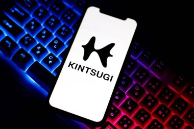 INDONEZYA - 30 Mayıs 2024: Bu fotoğraf illüstrasyonunda, Kintsugi şirketinin logosu akıllı telefon ekranında gösteriliyor