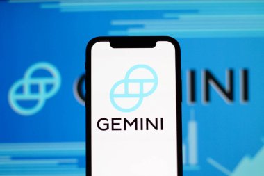 INDONEZYA - 30 Mayıs 2024: Bu fotoğrafta Gemini kripto para birimi logosu akıllı telefon ekranında gösteriliyor, akıllı telefon ekranında gösteriliyor.