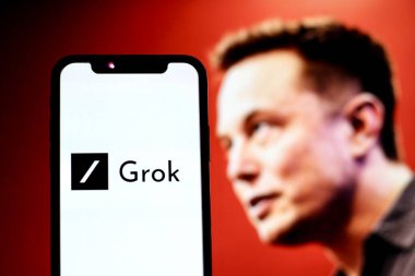 Indonezya - 30 Mayıs 2024: Bu fotoğrafta Grok logosu CEO Elon Musk arka planda