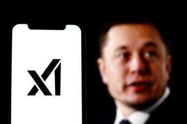 INDONEZYA - 30 Mayıs 2024: Bu fotoğrafta arka planda CEO Elon misk ile XAI logosu akıllı telefon ekranında sergilenmektedir.