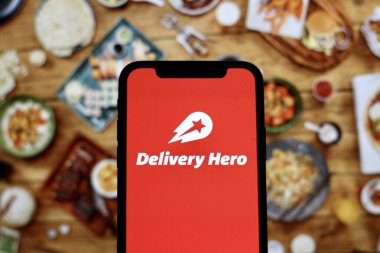 INDONESIA - 1 Haziran 2024: Bu resimde, çevrimiçi bir gıda dağıtım şirketi olan Delivery Hero 'nun logosu akıllı telefon ekranında sergilenmektedir.