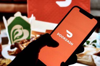 INDONEZYA - 4 Haziran 2024: Çevrimiçi bir gıda dağıtım şirketi olan Doordash 'ın bu fotoğraf illüstrasyonunda bir akıllı telefondan sergilenmektedir.