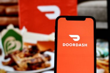 INDONEZYA - 4 Haziran 2024: Çevrimiçi bir gıda dağıtım şirketi olan Doordash 'ın bu fotoğraf illüstrasyonunda bir akıllı telefondan sergilenmektedir.