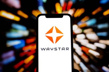 INDONESIA - 1 Haziran 2024: Bu resimde, bulut tabanlı bir gelir döngüsü teknolojisi sağlayıcısı olan Waystar logosu akıllı telefon ekranında sergilenmektedir.