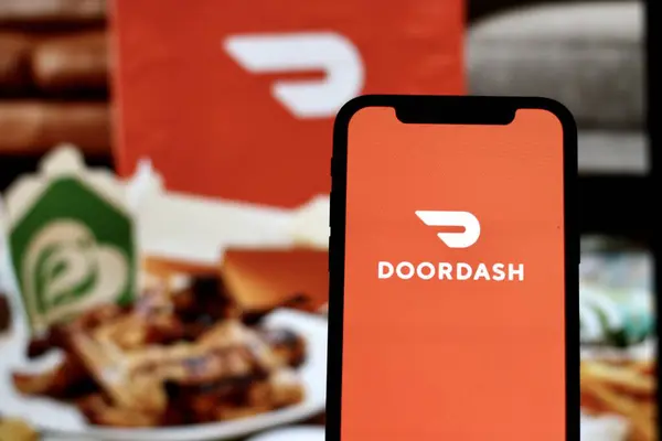 INDONEZYA - 4 Haziran 2024: Çevrimiçi bir gıda dağıtım şirketi olan Doordash 'ın bu fotoğraf illüstrasyonunda bir akıllı telefondan sergilenmektedir.