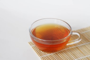 Daun selamı ya da doğal körfez yaprağı bitki çayı, izole beyaz arka planda cam fincanda.