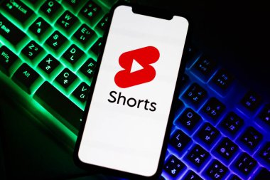 INDONEZYA - 4 Haziran 2024: Bu resimde, YouTube Shorts logosu akıllı telefon ekranında gösteriliyor