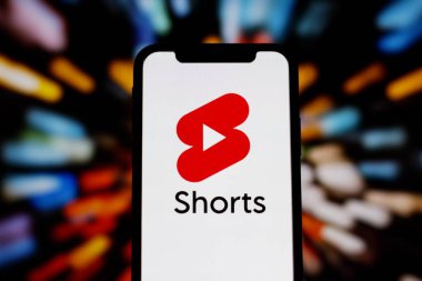 INDONEZYA - 4 Haziran 2024: Bu resimde, YouTube Shorts logosu akıllı telefon ekranında gösteriliyor