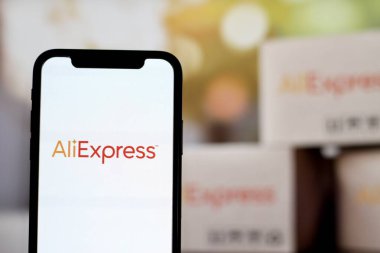 INDONESIA - 5 Haziran 2024: Bu resimde, Alibaba Group 'a ait Çin merkezli çevrimiçi perakende satış servisi AliExpress' in logosu bir akıllı telefon ekranında sergilenmektedir.