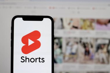 INDONEZYA - 4 Haziran 2024: Bu resimde, YouTube Shorts logosu akıllı telefon ekranında gösteriliyor
