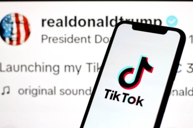 INDONEZYA - 4 Haziran 2024: Bu fotoğrafta, TikTok logosu, Donald Trump 'ın resmi TikTok hesabı