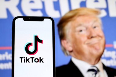 INDONEZYA - 4 Haziran 2024: Bu fotoğrafta, TikTok logosu, Donald Trump 'ın resmi TikTok hesabı