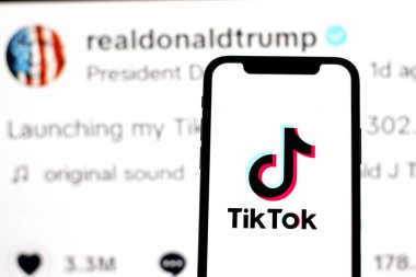 INDONEZYA - 4 Haziran 2024: Bu fotoğrafta, TikTok logosu, Donald Trump 'ın resmi TikTok hesabı
