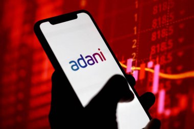 INDONEZYA - 4 Haziran 2024: Bu resimde, Adani grubunun logosu akıllı telefon ekranında gösteriliyor