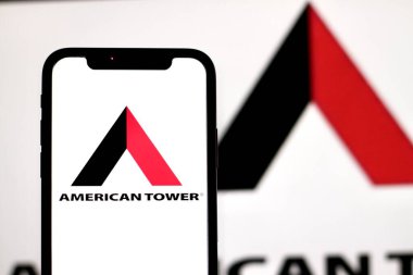INDONEZYA - 4 Haziran 2024: Bu resimde, American Tower Corporation 'ın logosu akıllı telefon ekranında sergilenmektedir
