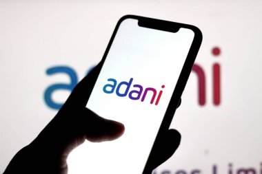 INDONEZYA - 4 Haziran 2024: Bu resimde, Adani grubunun logosu akıllı telefon ekranında gösteriliyor