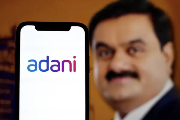 INDONEZYA - 4 Haziran 2024: Bu resimde, Adani grubunun logosu arka planda CEO Gautam Adani ile birlikte akıllı telefon ekranında sergilenmektedir.