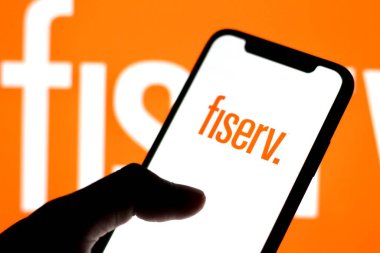 Bu fotoğrafta FiserV logosu akıllı telefon ekranında gösteriliyor. Endonezya - 10 Haziran 2024.