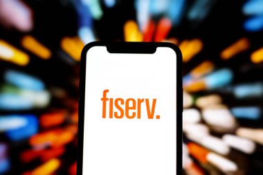 Bu fotoğrafta FiserV logosu akıllı telefon ekranında gösteriliyor. Endonezya - 10 Haziran 2024.