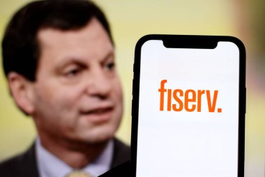 Arka planda FiserV 'in CEO' su Frank Bisignano 'nun logosu. Endonezya - 10 Haziran 2024.