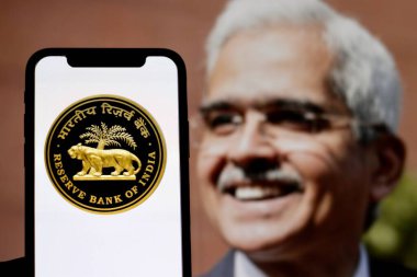 Bu resimde, Hindistan Rezerv Bankası logosu, RBI, arka planda Başkan Shaktikanta Das var. Endonezya - 10 Haziran 2024.