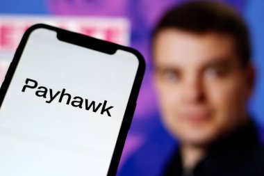 Arka planda Payhawk 'ın CEO' su Hristo Borisov ile logosu. Endonezya - 10 Haziran 2024.