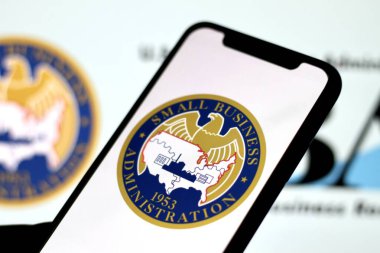 Küçük işletme yönetim logosu akıllı telefon ekranında gösterilir. Endonezya - 10 Haziran 2024.
