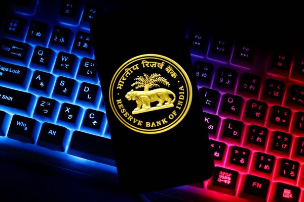 логотип Резервного банка Индии TheRBI, с флагом Индии на заднем плане .indonesia - 10 июня 2024.