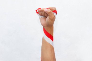 Endonezya bayrağını tutan bir el, Endonezya 'nın Bağımsızlık Günü kutlamalarını sembolize ediyor.
